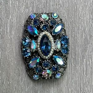 Weiss pin shades of blue